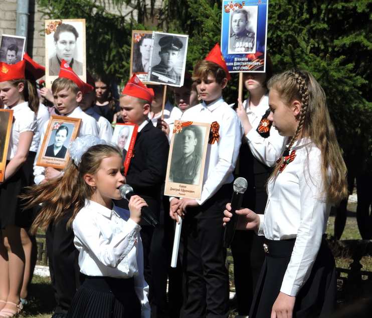 церемония памяти возле памятника воинам- байновцам