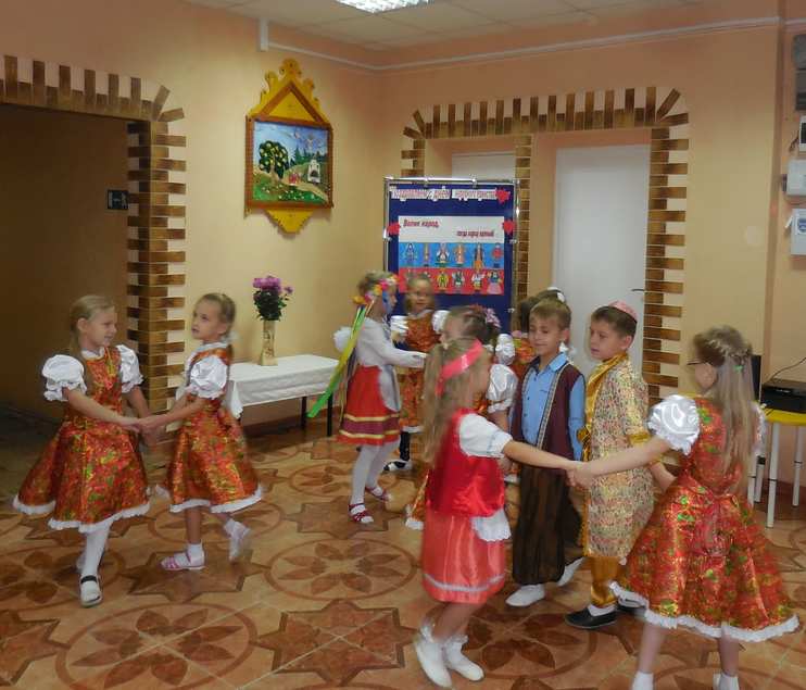 Дети читают стихи и поют песни.