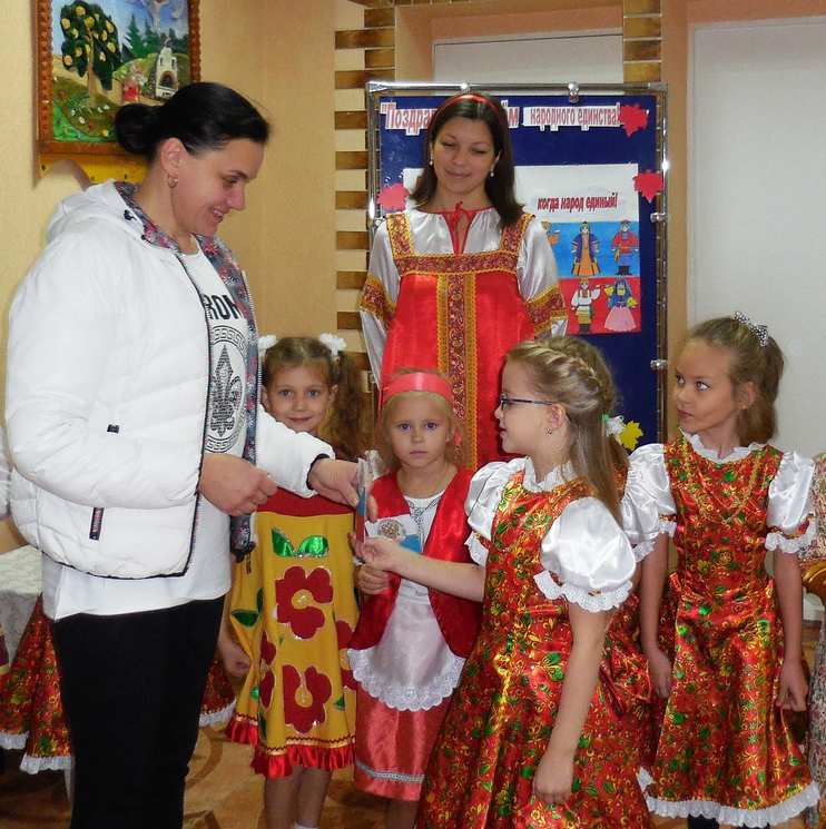 Дети поздравляют родителей и сотрудников ДОУ