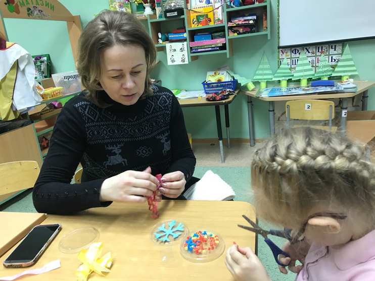 Праздники уже совсем не за горами, а ведь так хочется создать сказочную атмосферу, без елки и не обойтись. Поэтому мы решили провести мастер - класс по изготовлению новогодних украшений. А самими главными помощниками у родителей, стали их любимые детки. Перед началом работы была предоставлена вниманию родителей и детей презентация, рассказывающая об истории возникновения елочных игрушек. Участники мероприятия научились мастерить новогодние поделки из упаковочной бумаги, камушек, лент, ниток для вязания, бусинок, декоративных вещей и бросового материала. Родители и дети сотворили совершенно невероятные поделки из простых вещей. Изготовление поделки стали отличным украшением для группы и дома. Мероприятие прошло в теплой, дружеской обстановке. Родители благодарили за интересный опыт в подготовке к новогодним праздникам.