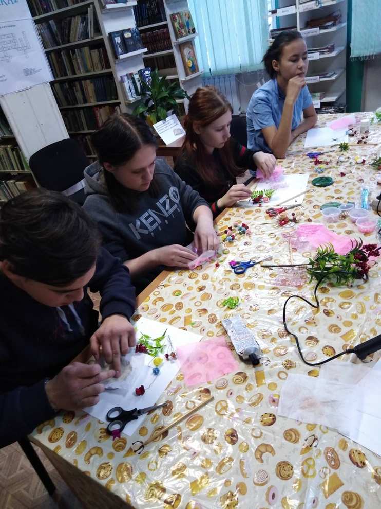 Участники создают композицию