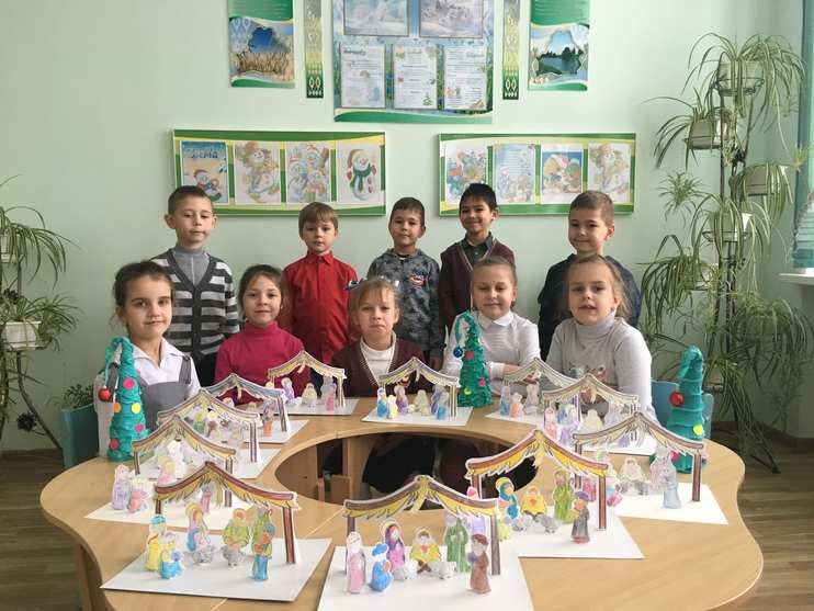 Первоклассники с работами к празднику Рождества