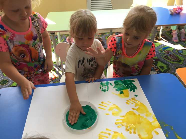 Занятие. Создание коллективного панно с помощью красок и детских ручек.