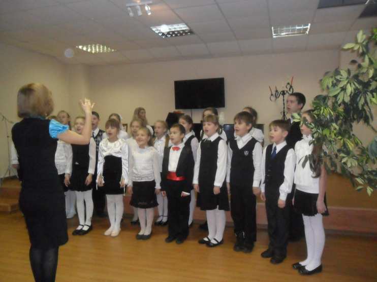 Это концерт для мам и пап. Традиционно проводится в декабре. Первый год моей работы в данном учреждении. Все немного волнуемся.