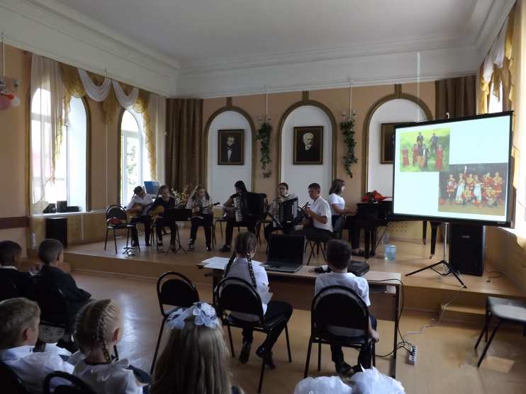 На сцене ансамбль русских народных инструментов