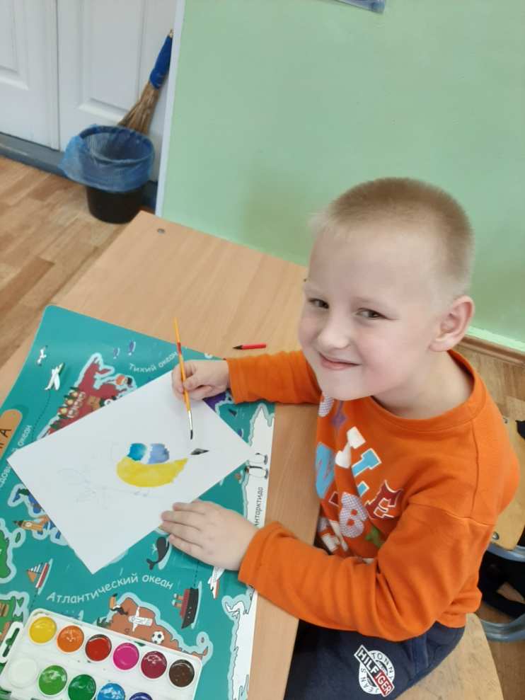 На занятии в ИЗО студии дети рисуют поэтапно акварельными красками птицу,представленную на электронной доске. Я,как тьютор,помогаю ребятам рисовать элементы птицы,если они у учащихся не получаются. Даю нужные рекомендации при оформлении рисунка. Каждый ребенок стремится проявить себя в творчестве. Детям очень нравится рисовать, это их расслабляет, отвлекает от учебной деятельности,способствует их творчекому развитию.