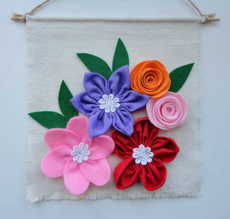 Декоративные цветы из ткани, панно