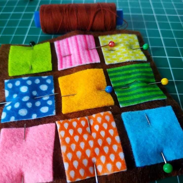 Из остатков фетра сделать девять квадратов разных цветов.