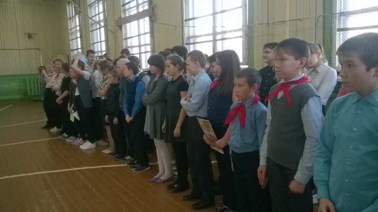 Торжественная линейка, посвященная приему в пионеры