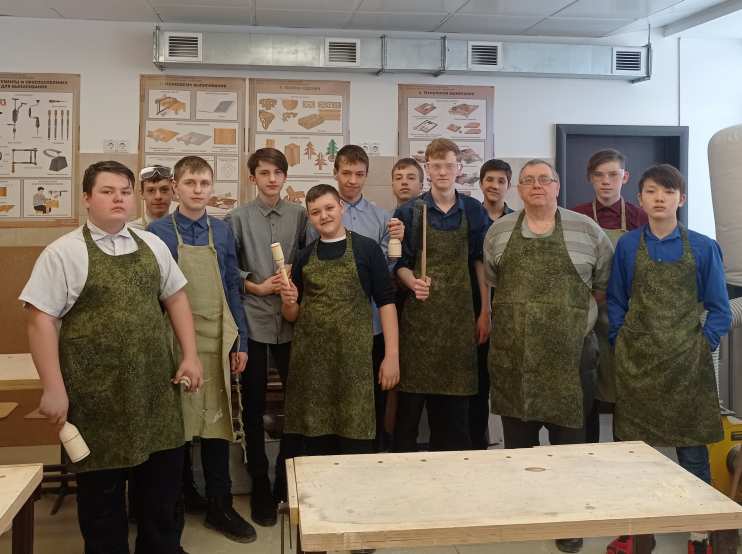мастер класс проходит в мастерской по Технологии в МБОУ СОШ 2 г. Междуречнск