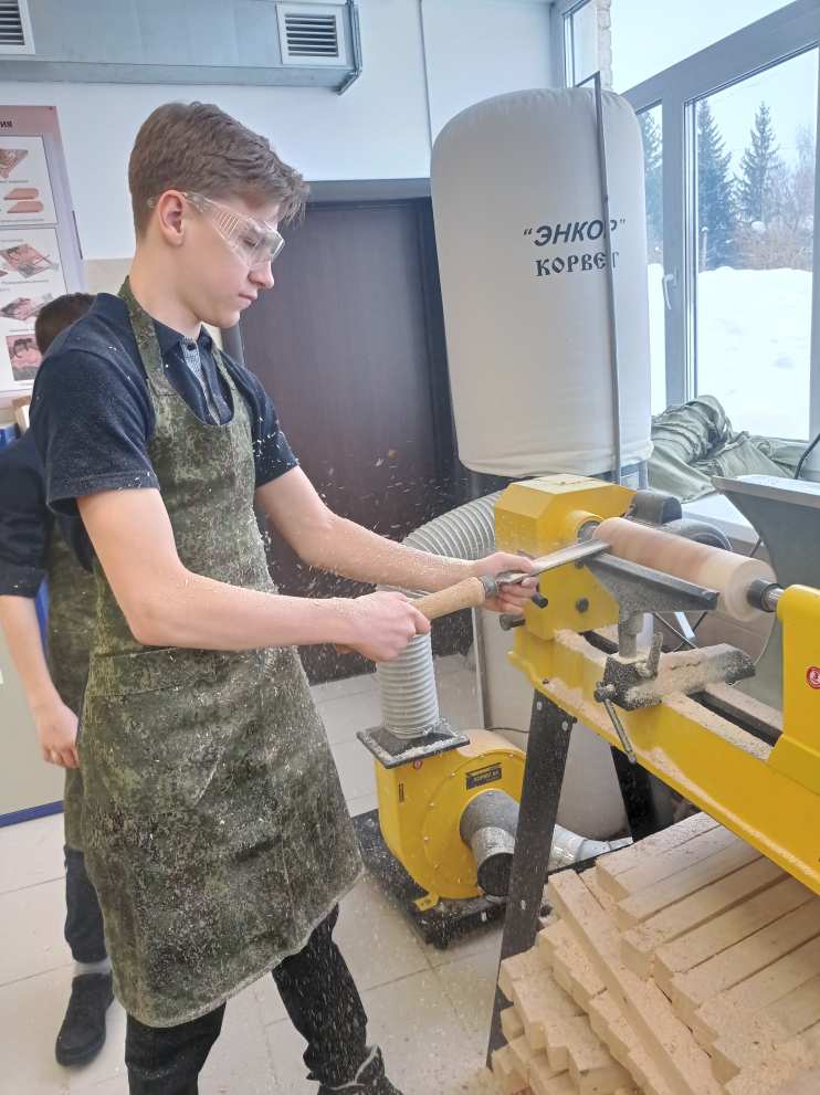 Практическая часть ребята точат на токарном станке картофелемялку