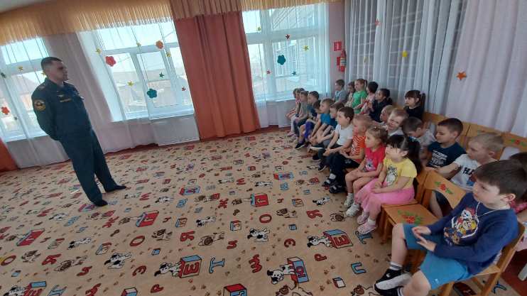 Обучение детей навыкам личной безопасности всегда очень актуально. Если взрослые знают о том, как следует вести себя в той или иной опасной ситуации, то дети такой информацией просто не владеют, и встретившись с опасностью лицом к лицу, они часто оказываются беззащитны. По этой причине обучение детей правилам личной безопасности нужно начинать как можно раньше и проводить их в системе. 18 апреля в МКДОУ №31 состоялась встреча с сотрудником Пожарно-спасательной части №29, сержантом Князьковым Константином Владимировичем. Константин Владимирович провел беседу, главной целью которой было обучить подрастающее поколение правилам безопасного поведения, предотвратить возможные экстремальные ситуации. Он объяснил, что игра с огнем опасна, и огонь без присмотра может превратиться в жестокого врага человека, принося беды и несчастья. Рассказал о том, какие правила безопасности нужно соблюдать, чтобы предотвратить возникновение пожара, и как следует себя вести, если случился пожар. Также напомнил детям номера экстренных служб, проверил знания детей. Дальше было самое интересное: Константин Владимирович рассказал и показал защитную рабочую экипировку, каждый воспитанник с гордостью примерил на себя каску пожарного. Сколько положительных эмоций, сколько полезного узнали дети благодаря этой встрече. Совместная деятельность педагогов детского сада и сотрудников Пожарно-спасательной части позволяет выработать у дошкольников прочные теоретические знания и стойкие практические навыки безопасного поведения, которые им могут пригодиться в их дальнейшей жизни.