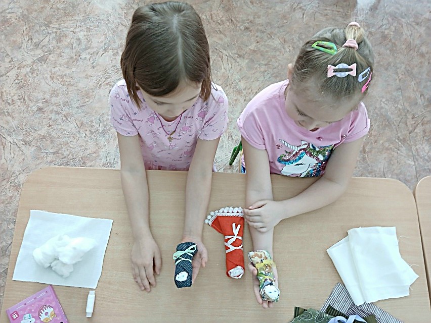 После рассказа о кукле-пеленашке и показа презентации я предложила девочкам изготовить куколку по всем правилам. Девочки с большим удовольствием согласились.